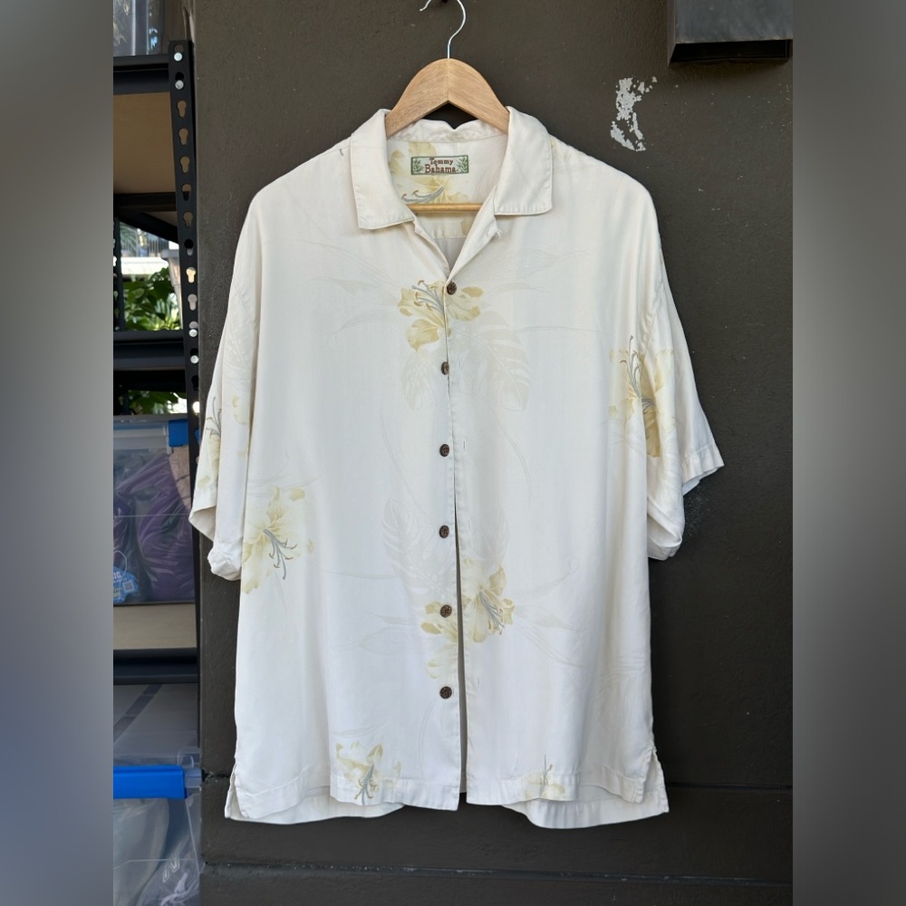 Tommy Bahama Shirt Men’s XL Beige/Yellow/Green Floral Hawaiian Camp Silk Beach